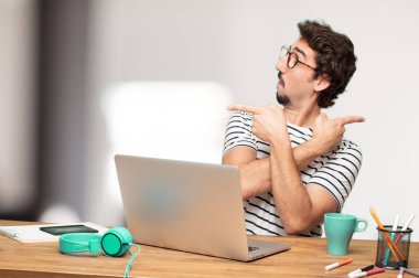 Genç sakallı adam grafik tasarımcı. Şaşkın ifade. 