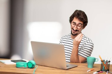 yakınlarındayken İtalyan işareti ile Genç sakallı adam grafik tasarımcı