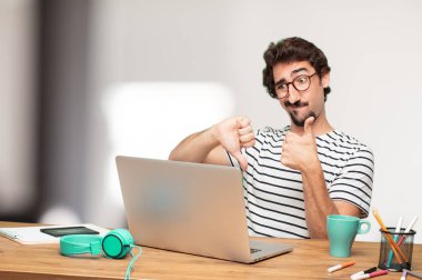 Genç sakallı adam grafik tasarımcı. Şaşkın ifade. 