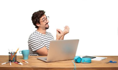 yakınlarındayken İtalyan işareti ile Genç sakallı adam grafik tasarımcı