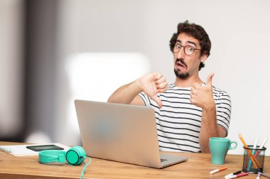 Genç sakallı adam grafik tasarımcı. Şaşkın ifade. 