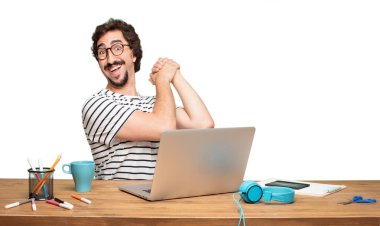 Genç sakallı adam grafik tasarımcı. Triumth işareti kavramı.