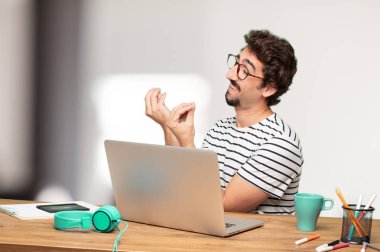 yakınlarındayken İtalyan işareti ile Genç sakallı adam grafik tasarımcı