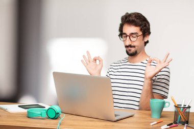 Genç sakallı adam grafik tasarımcı. Zen dua kavramı.