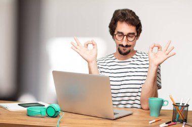 Genç sakallı adam grafik tasarımcı. Zen dua kavramı.