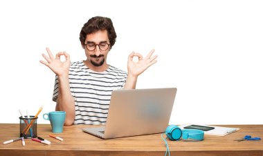 Genç sakallı adam grafik tasarımcı. Zen dua kavramı.