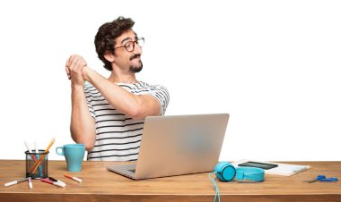 Genç sakallı adam grafik tasarımcı. Triumth işareti kavramı.