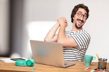 Genç sakallı adam grafik tasarımcı. Triumth işareti kavramı.