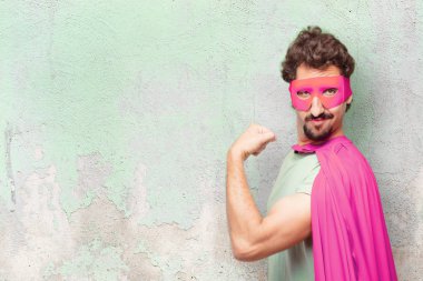 güçlü işareti ile genç deli süper kahraman adam