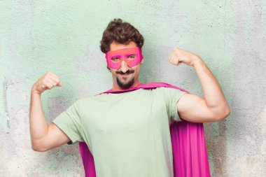 güçlü işareti ile genç deli süper kahraman adam