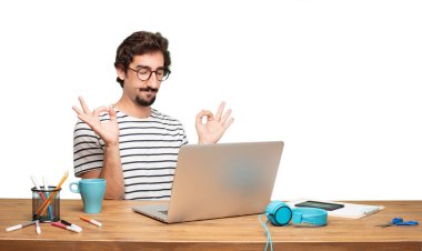 Genç sakallı adam grafik tasarımcı. Zen dua kavramı.