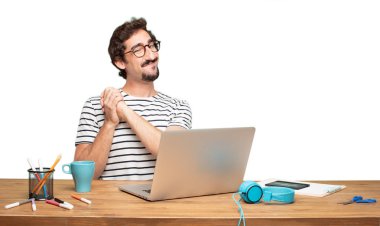 Genç sakallı adam grafik tasarımcı. Triumth işareti kavramı.