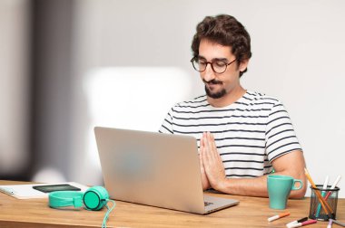 Genç sakallı adam grafik tasarımcı. Zen dua kavramı.