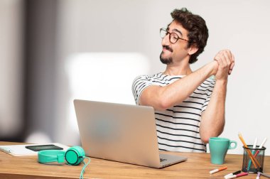 Genç sakallı adam grafik tasarımcı. Triumth işareti kavramı.