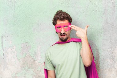 Genç deli süper kahraman adam intihar işareti ile