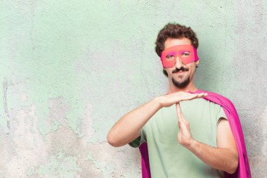 Genç deli süper kahraman adam. Zaman aşımı kavramı.