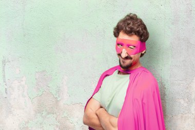 Genç deli süper kahraman adam. Wink göz kavramı.