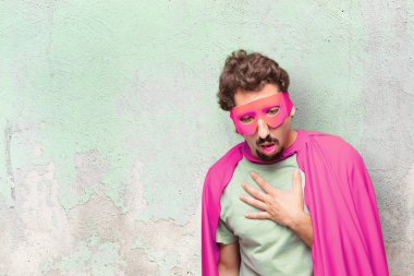 Genç deli süper kahraman adam. Kusmuk işareti.