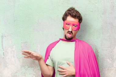 Genç deli süper kahraman adam. Kusmuk işareti.