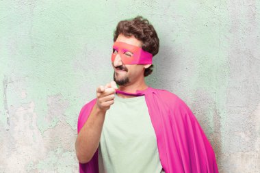 Genç deli süper kahraman adam. Wink göz kavramı.