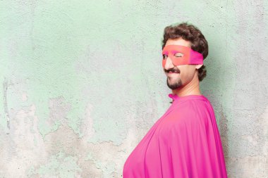 Genç deli süper kahraman adam. Wink göz kavramı.