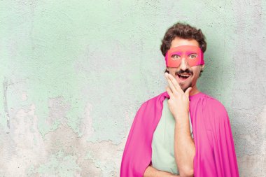 Genç deli süper kahraman adam. Hayret ya da şok ifade.