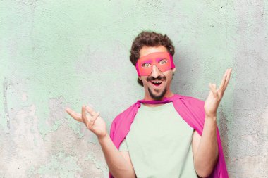 Genç deli süper kahraman adam. Hayret ya da şok ifade.