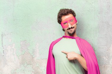 Genç deli süper kahraman adam. İşaret ve jest gösterilen.