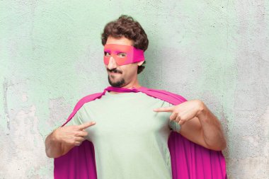 Genç deli süper kahraman adam. İşaret ve jest gösterilen.