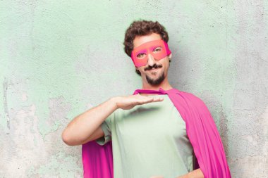 Genç deli süper kahraman adam. İşaret ve jest gösterilen.