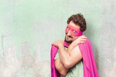 Genç deli süper kahraman adam. Memnuniyeti ifade.