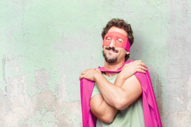 Genç deli süper kahraman adam. Memnuniyeti ifade.