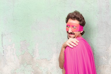 Genç deli süper kahraman adam. Memnuniyeti ifade.