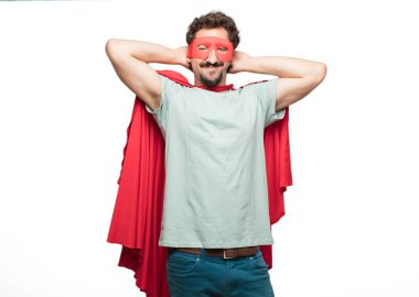 Genç deli süper kahraman adam. Memnuniyeti ifade.