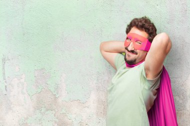 Genç deli süper kahraman adam. Memnuniyeti ifade.