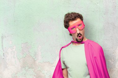 Genç deli süper kahraman adam. Hayret ya da şok ifade.