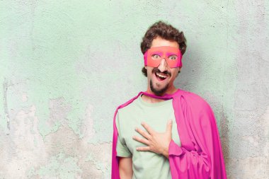 Genç deli süper kahraman adam. Hayret ya da şok ifade.