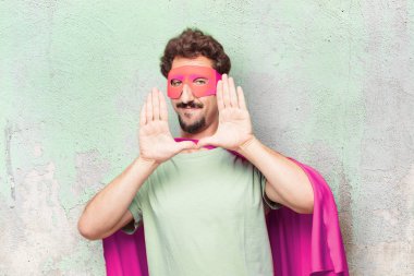 Genç deli süper kahraman adam