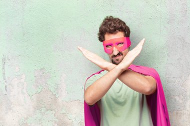 Genç deli süper kahraman adam. Ret işareti.