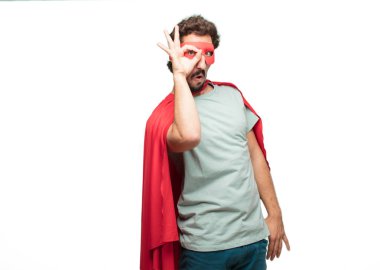 Genç deli süper kahraman adam. Kapı dürbünü işareti.