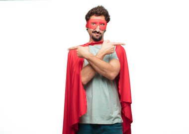 Genç deli süper kahraman adam. Şaşkın ifade.