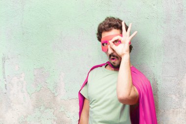 Genç deli süper kahraman adam. Kapı dürbünü işareti.