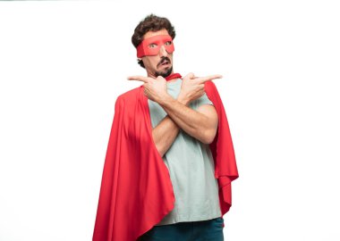 Genç deli süper kahraman adam. Şaşkın ifade.