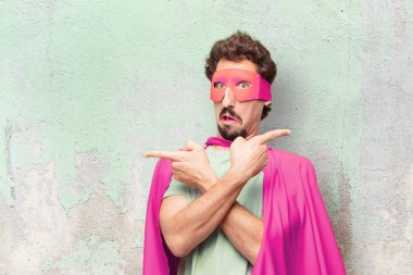 Genç deli süper kahraman adam. Şaşkın ifade.