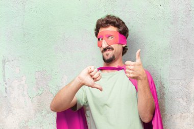 Genç deli süper kahraman adam. Şaşkın ifade.