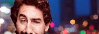 Genç çılgın sakallı adam kesme baş ifade izole ile.