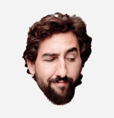 Genç çılgın sakallı adam kesme baş ifade izole ile.