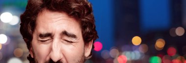 Genç deli adam izole kesme kafa ifadesiyle sakallı. Üzgün kavramı.