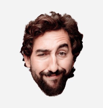 Genç çılgın sakallı adam kesme baş ifade izole ile.