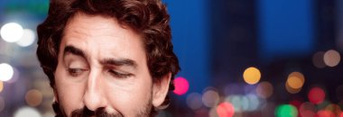 Genç çılgın sakallı adam kesme baş ifade izole ile.